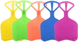 Plastikschlitten für eine Person im Schnee