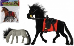 Spielzeugpferd mit Sattel und Fohlen