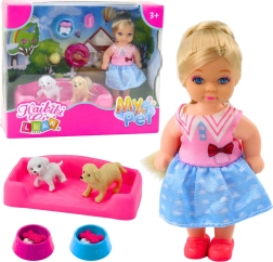 Mini-Puppe mit zwei Hunden und Schüsseln