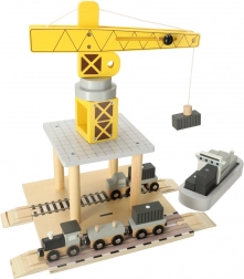 Holzkran am Kai mit Schiffen und Autos