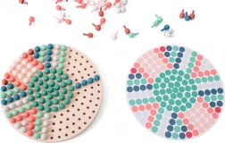 Holzmosaik mit Stiften und Vorlagen