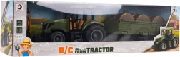 Grüner ferngesteuerter Traktor mit Anhänger