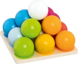 Holzpyramide aus bunten Kugeln