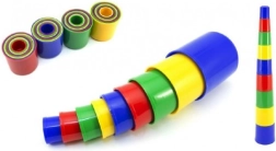 Bunte stapelbare Pyramide aus Bechern