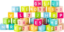 Bunte Bauklötze mit Buchstaben und Zahlen