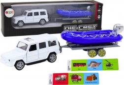 Geländewagen mit Anhänger und Motorboot