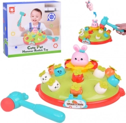 Mit dem Hammer schlagen - Spiel mit Karotten und Kaninchen