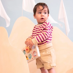 Holztafel mit Reiseabenteuer-Aktivitäten