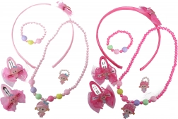 modisches Set mit Puppe und Accessoires für kleine Fashionistas