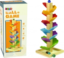 Holzbaum mit Murmelbahn