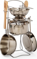 Kinder-Kochgeschirr-Set auf einem Ständer von Bigjigs Toys