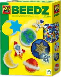 Kreativset mit Bügelperlen – leuchtender Weltraum im Dunkeln