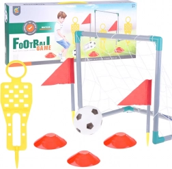 Kinderfußballtor mit Ball und Kegeln