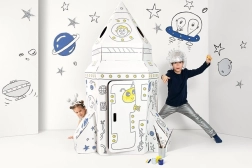 Große Weltraumrakete aus Karton