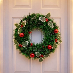 Weihnachtskranz mit Stechpalme und dekorativen Kugeln, 40 cm