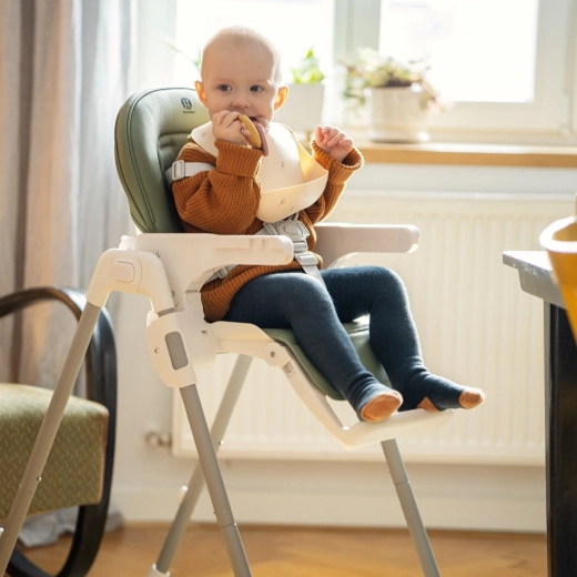Wächst mit dem Kind: Höhenverstellung, Rückenlehne und Fußstütze