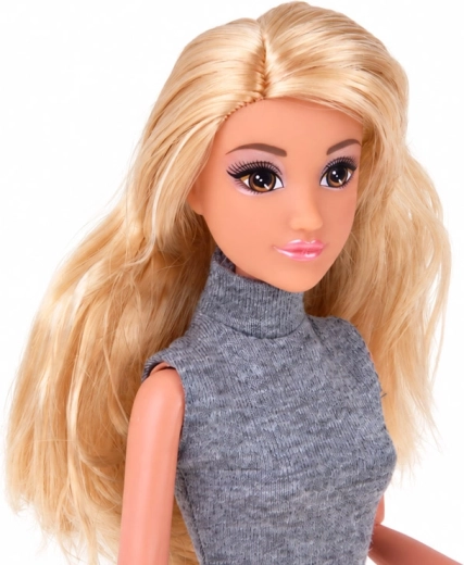 Lange blonde Haare und detailreiches Aussehen