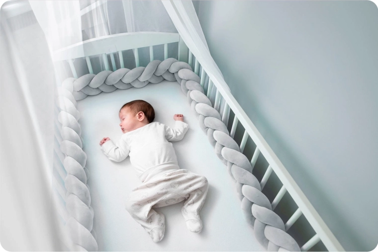 Weicher Schutz im Babybett