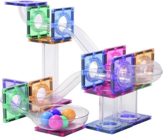 Spielen auf dem Boden und auf magnetischen Flächen