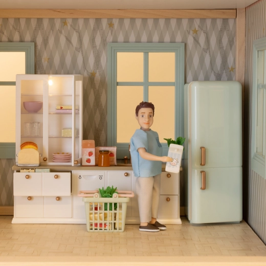 Zu öffnender Kühlschrank und umfangreiches Zubehör