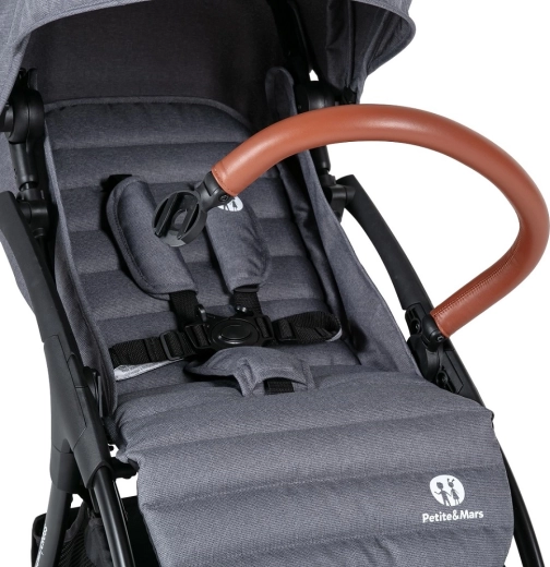 Komfort fürs Kind: geräumiger Sitz und Verstellung von Rückenlehne und Beinen