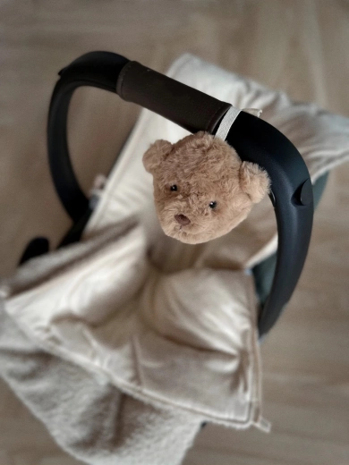 Befestigung am Kinderwagen, an der Babyschale und am Babybett