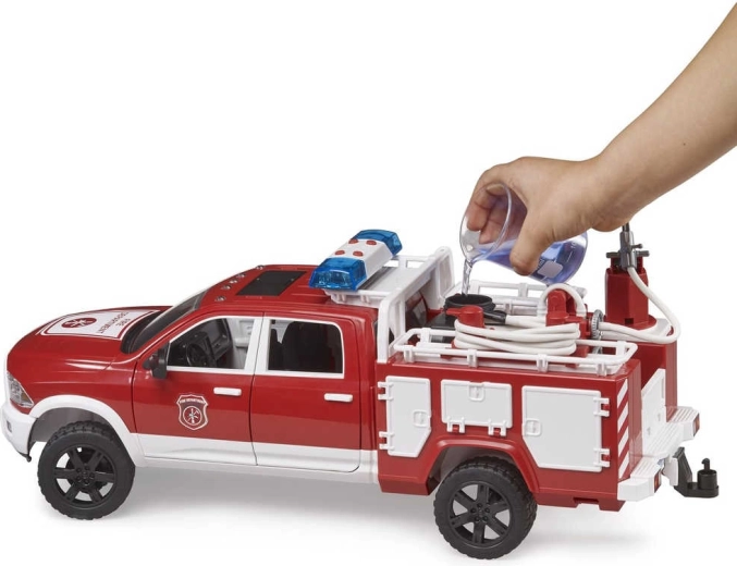 Funktionierender Wasserwerfer für Feuerwehreinsätze
