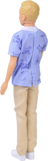 Stylisches Outfit mit Hemd und hellen Hosen