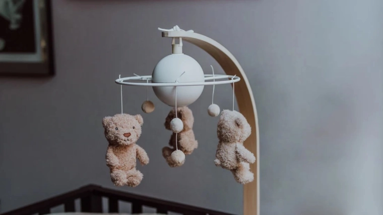 Stabile Befestigung am Babybett und klares Design