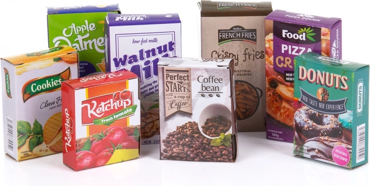 Schachteln und Getränke wie im echten Laden