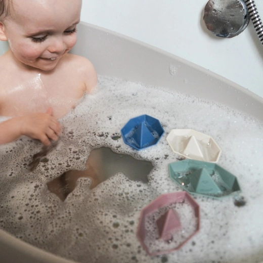 Kreative Wasserspiele vom Baby bis zum Kleinkind