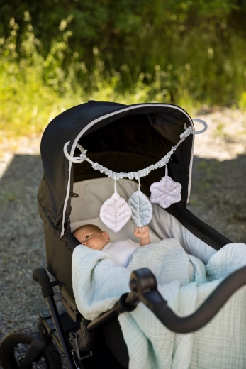 Praktische Größe für Kinderwagen und Babybett