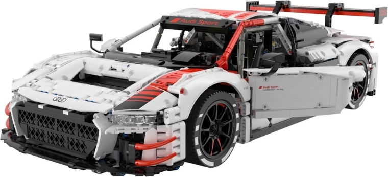 Detailliertes Rennmodell im Maßstab 1:8