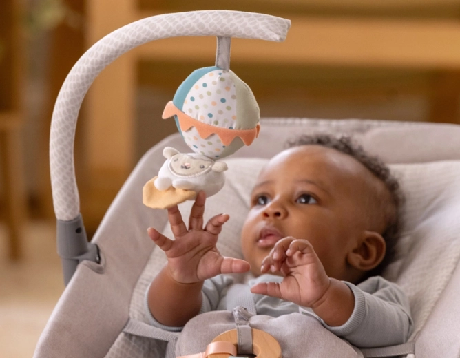 Unterhaltsamer Spielbügel zur Sinnesförderung