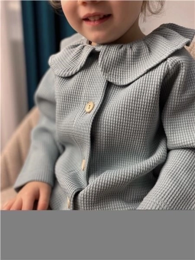 Praktischer Knopfverschluss