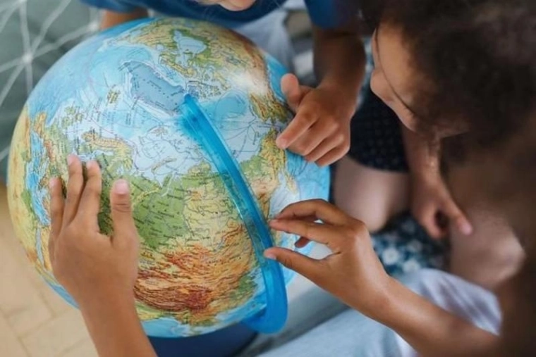 3D-Relief und detaillierte tschechische Beschriftungen