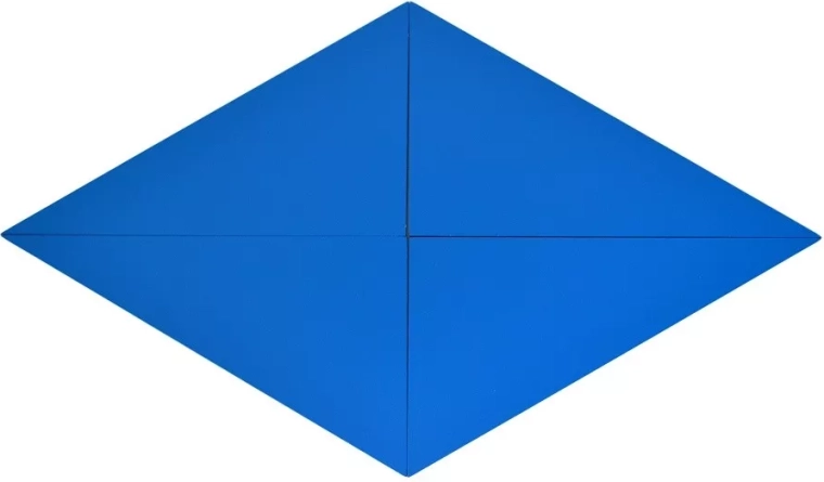 Blaue geometrische Teile zum Legen von Mustern