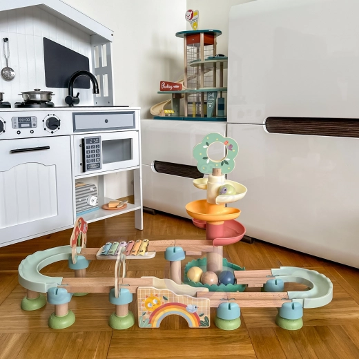 Kugelbahn voller Bewegung
