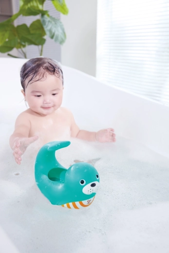 Verspielte Gießkanne, die schwimmt