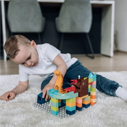 Figuren und kreatives Bauen auf der Spielunterlage