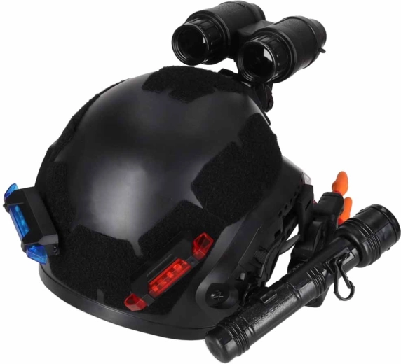 Helm mit taktischen Zubehörteilen