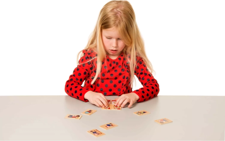 Ein Spiel, das Wortschatz und Konzentration fördert