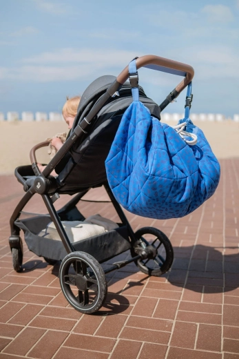 Für unterwegs und am Kinderwagen dank Schultergurt