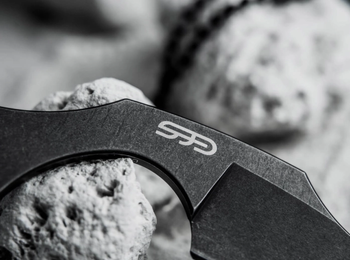 Robuster D2-Stahl und dunkles Stonewash-Finish