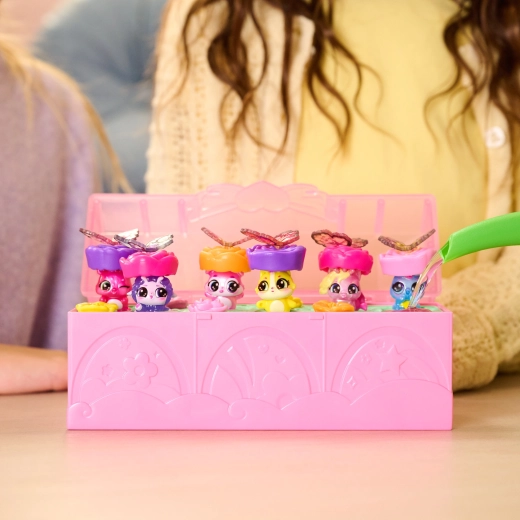 Magische „blühende“ Enthüllung mit Wasser