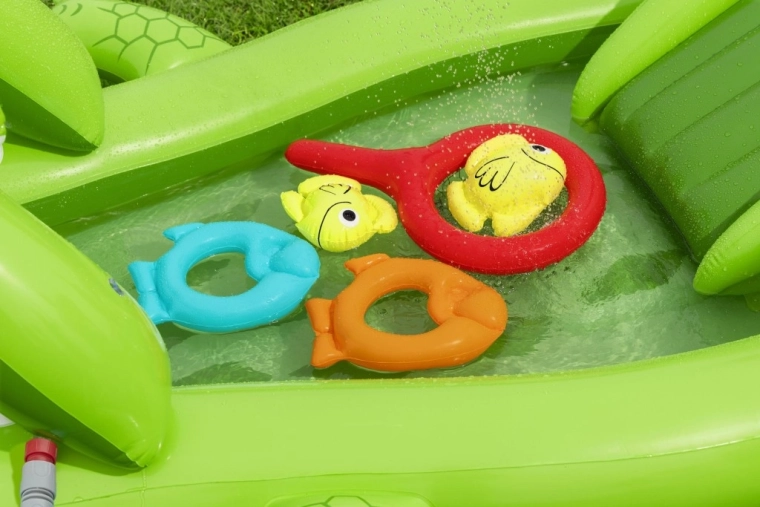 Spiele mit Fischchen und Ringen zur Förderung der Koordination