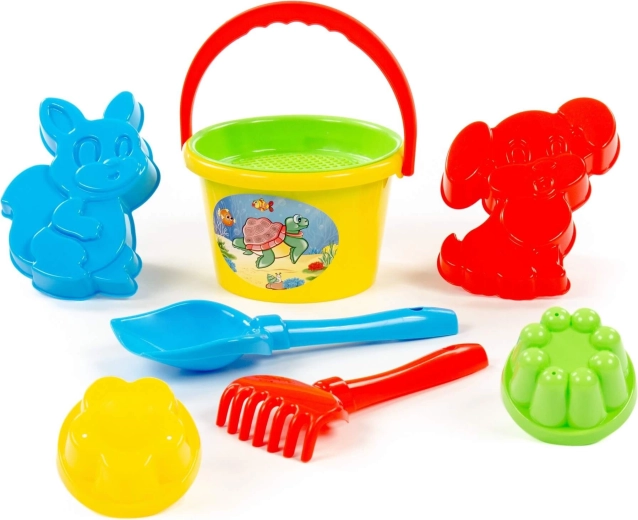 Spiel im Freien am Strand, im Sandkasten und im Garten