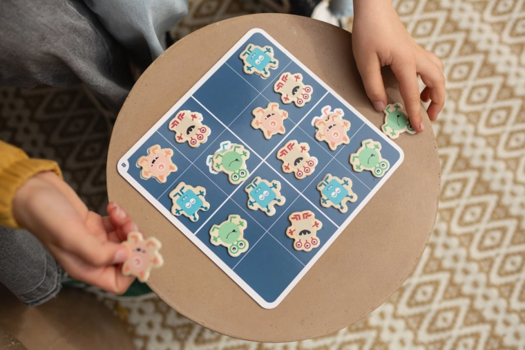 Spielerisches Lernen mit bunten Monstern