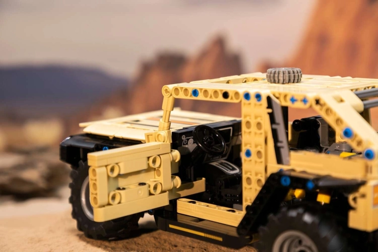 Öffnende Türen und realistischer Innenraum