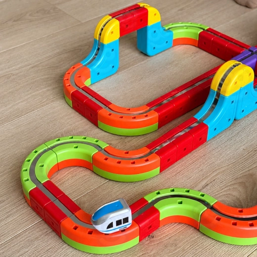 Wiederaufladbarer Zug mit USB-Kabel